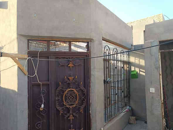 دار للبيع مساحه 100م الاساس حجر والبناء ابلوك والسقف اعكاده غرفه ومطبخ وصاله وصحيات وستقبال مكامل سكفه ارضيه صب امبيض البيت بس الغرفه والصاله شارع المطار الفديم يم المولده بالفرع السعر 18وبي مجال للشراي لاستفسار على الرقم ***********
