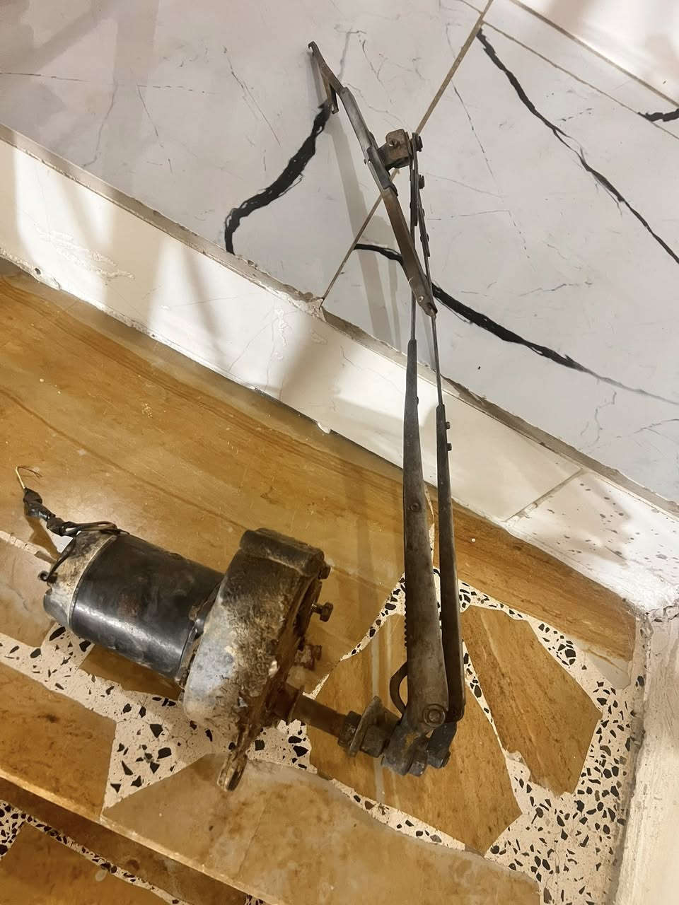 سلام عليكم ما طور ماسحات مال شفل شغال البيع سعر 300  قم الهاتف ***********
