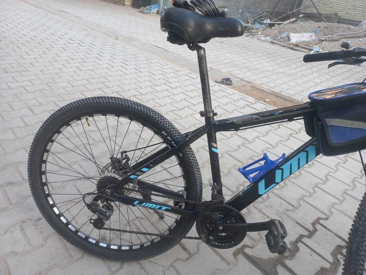 بايسكل جبلي حجم  27 بحالة ممتازة
بايسكل رياضي وجبلي، نظيف جداً وجاهز للاستخدام مباشرة.
​ المواصفات 
​حجم الاطارات : إطارات حجم 27.5 الحجم المثالي للمناورة والسرعة.  ملاحظة ( الإطارات جديدة ) 
​الهيكل: حجم 27، متين جداً وصبغ بلادي 
البايسكل بي دبلات أمامية قوية جدا لامتصاص الصدمات. 
​🎁 الهدايا والملحقات:
​حقيبة أمامية للموبايل والاغراض الشخصية حجمها ممتاز 
قفل حلزوني اصلي جديد طول متر 
​حامل مطارة ماء 
​ السعر المطلوب 130,000 دينار عراقي(بي مجال بسيط)
ملاحظة ⚠️ الكير الأمامي فقط بي مشكلة


**إذا كنت صاحب هذا الإعلان وتريد حذفه لأي سبب، رجاءا أرسل رسالة إلى الدعم الفني**