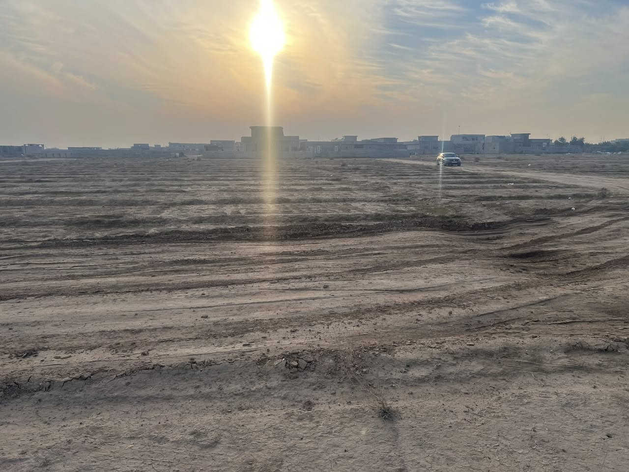 السلام عليكم 

يوجد دونم ارض للبيع خلف جامع الصالحين  ع طريق لواء ٨٨ 

  مقسم ع ثلث شوارع عرض الشارع ٨ متر خدمات كلها متوفره
 
مدارس ابتدائيه ومتوسطه وجامعة النبراس قريبه 

سعر المتر ١٣ وبيه مجال الشراي يتصل ***********
