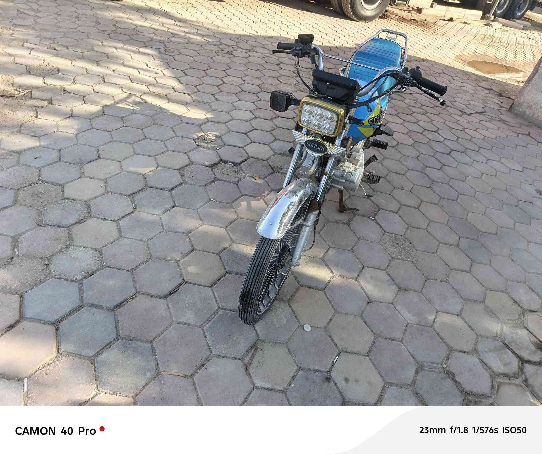 سلام عليكم دراجه سونك للبيع 
ملاحظه /دراجه بدون اوراق مكاتبه فقط مطلع من المعرض لاكن بدون اوراق اجن وجبه كلك والمكاتبه موجوده 

دراجه نضيفه عوزه نواقص بسيطه 
السعر /700
الرقم /  ***********
