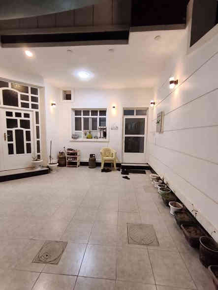 السلام عليكم
بيت للبيع طابقين 
الموقع بالقرب من مستشفى الرازي مجاور 
مسجد احباب المصطفى
 خلف ماركت جيكور
المساحه 240 م طابو صرف
سنه البناء 2023
محتويات 
خمس غرف نوم 
2 غرف طابق ارضي 
3 طابق ثاني سويت داخلي 
اربع حمامات 
ديوانيه 
صاله 
مطبخ 
مناور عدد اثنين 

السعر 320 مليون قابل للتفاوض 
للمزيد من التفاصيل يمكنكم زيارة مكتبنا مكتب العين العقار ع شارع 40 مدخل الصوفيه الثانية 

او الاتصال على الارقام 

***********
***********
***********
