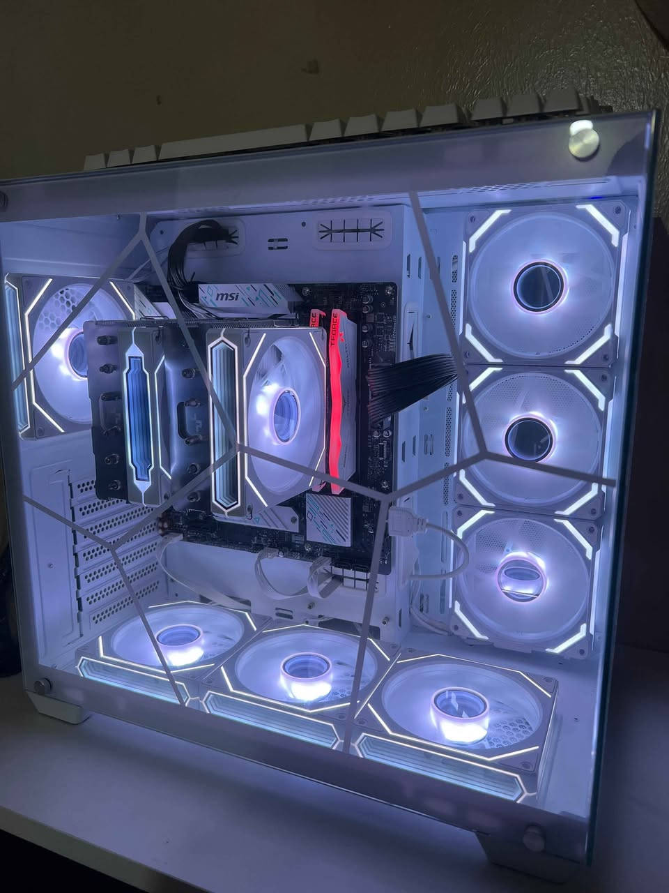 PC استعمال قليل جدا
PC km bkar hatwa
Details
CPU R5 7600x
Case thermalalright
RAM 32GB DDR5 teamfroup delta force 6000 CL30
MB MSI B650M gaming plus wifi
PSU MSI A750GF
Monitors 75HZ 24 inch 1080
Asus tuf 24 inch 1080 165HZ VG249Q1A

Duoble monitor stand

Kartone zorbe shtkan maya
كارتون معضم الاشياء موجود أربيل, العراق


**إذا كنت صاحب هذا الإعلان وتريد حذفه لأي سبب، رجاءا أرسل رسالة إلى الدعم الفني**