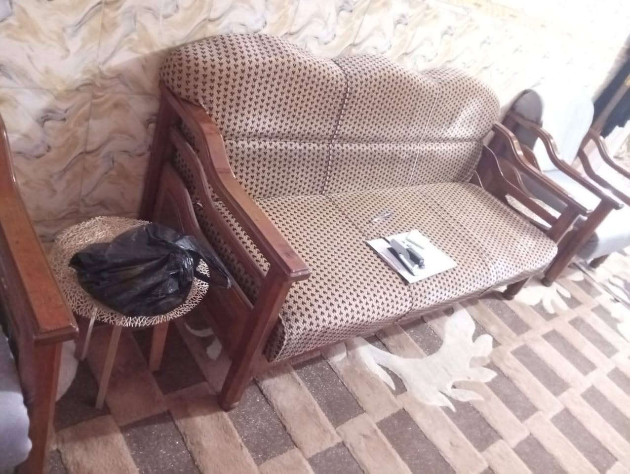 سلام عليكم طخم 6قطع 4كراسي و2كبار مثل ما واضح بلصوره (ملاحضه)قطعه وحده من الكبار ما مدوشمه 
اما البقيه سفنج درجه اولى ضغط عالي و قمش هم درجه اولى السعر 350و بي مجال للشراي يدلل العنوان ميسان حي الشهداء بلخدمي مال جسر الزهور للستفسار الاتصال على رقم (***********)
