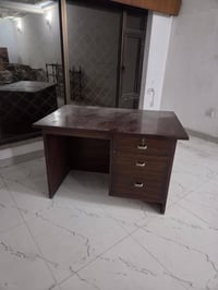 مكتب خشب صاج للبيع يحتوي على مكتبه بالظهر وممكن يتخلى بيها كتب او تحفي...