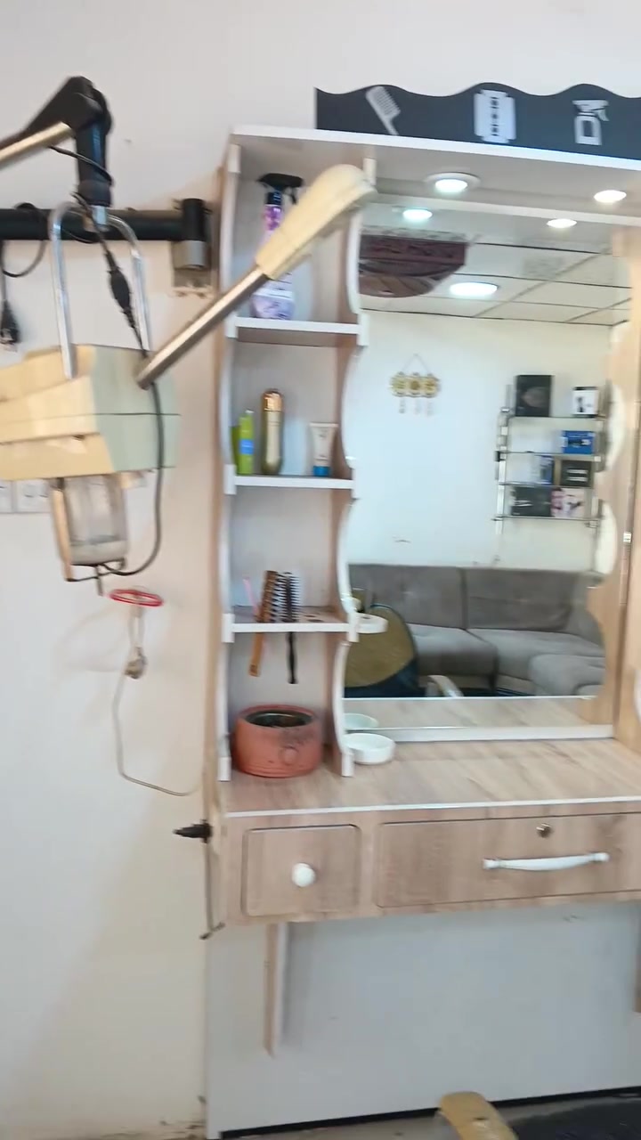 السلام عليكم ميز مع ملحق نضافه %90 اني ماخذهن ب350 واريدهن ب150 خشب كلش ثكيل تأسيس 3 لدات اناره و2 نقاط كهرباء ثلاثي بالميز راسلني واتساب وادزلك الموقع مكاني بغداد صدر القناة ***********
