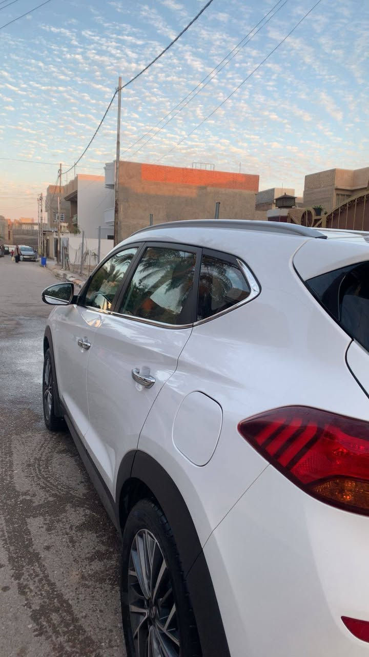 توسان ٢٠٢١ رقم بغداد سنوية وهزة جديدة جيكي  ماشية ٩٠ الف كيلو مكفولة من اي  صبغ و حادث  على أيدي محرك وكير ما مفتوح على البلادي داخل وكهربائيات نظيفة شغالة. مواصفات كاملة عدا البانوراما بصمتين بلادي.. تشغيل عن بعد.. شحن موبايل وايرلس. . مقعد السايق والصدر كهربائي . خمس عدسات الاستفسار التواصل على الرقم ***********. السيارة في بغداد
