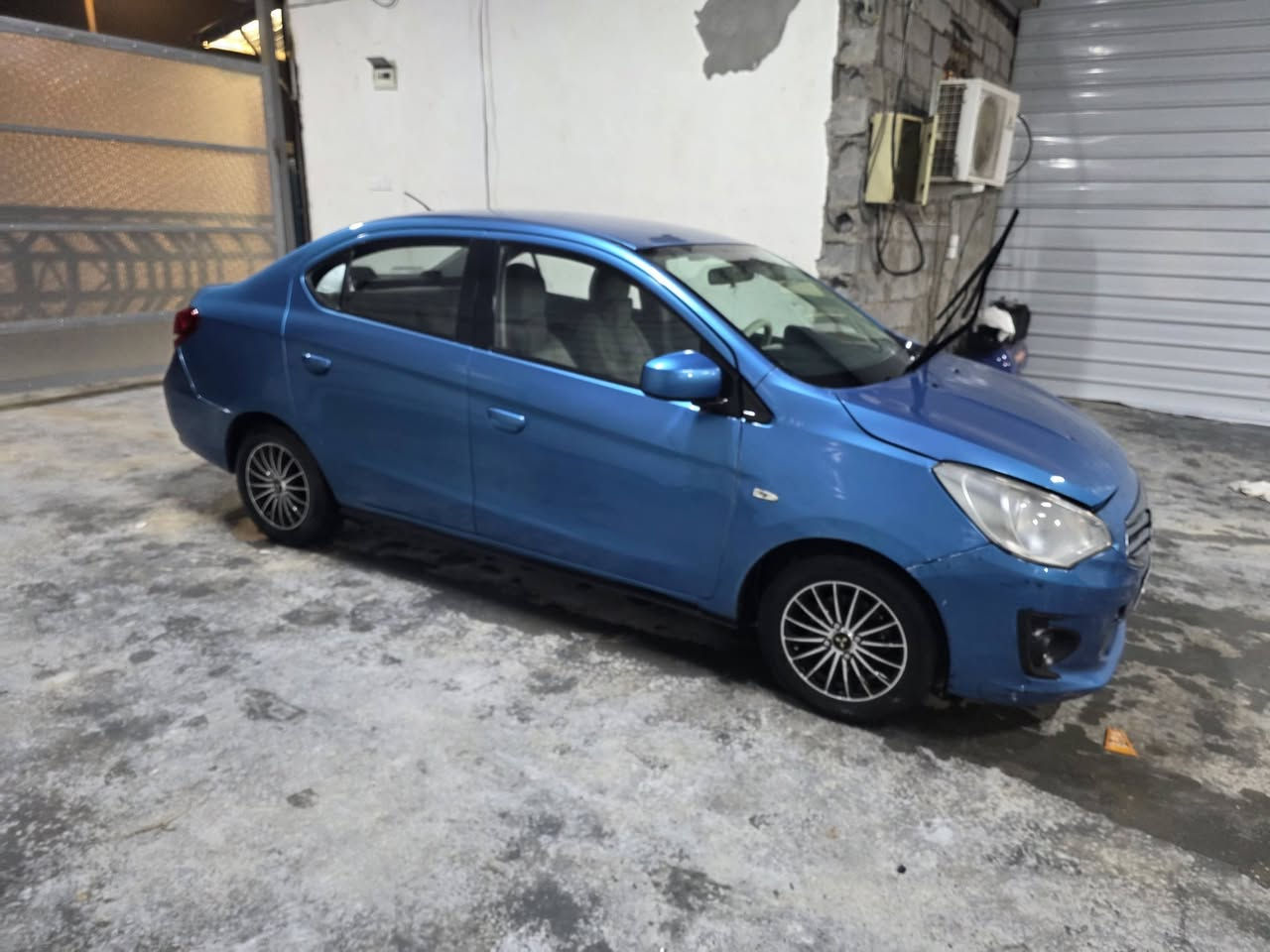 مسيوبوشي ميراج G4  ٢٠٢٠
رقم بغداد جديد وهزه وسنوية بأسمي
سعر ب ٧٧ ورقه وبيه مجال

المواصفات /
محرك ١٢٠٠ - ٣ سلندر اقتصادية جدًا 

Ecoنظام
 
نظام الاحتراق vvt 

شاشة اصلية مسيوبوشي بلوتوث

كامرة خلفية 

٤ مري تحكم كهربائي السايق اوتو

تحكم ستيرن 

تحكم مرايات

تثبيت سرعة كروز

مانع انزلاق Abs

تبريد ثلج - تدفئة

دوشمة كشنات 
——————————————-
الحادث/
 بنيد  وجاملغ 

———————————————-
مكان السيارة بغداد 
 
***********
