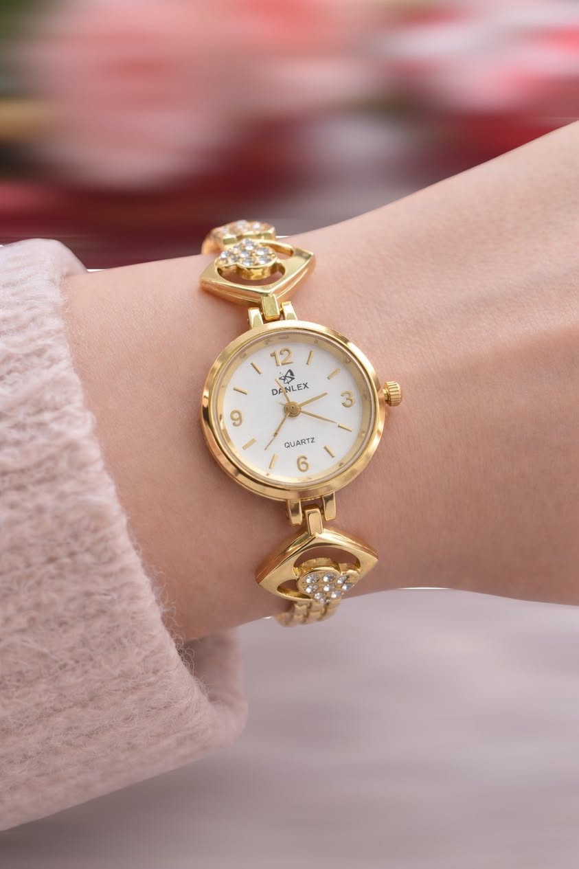 ساعة وسوار 
روعة طلاء ثابت ضد الماء جوده ممتازة 
لون المينا ذهبي وابيض 

متوفر كميات جملة ومفرد 

***********
