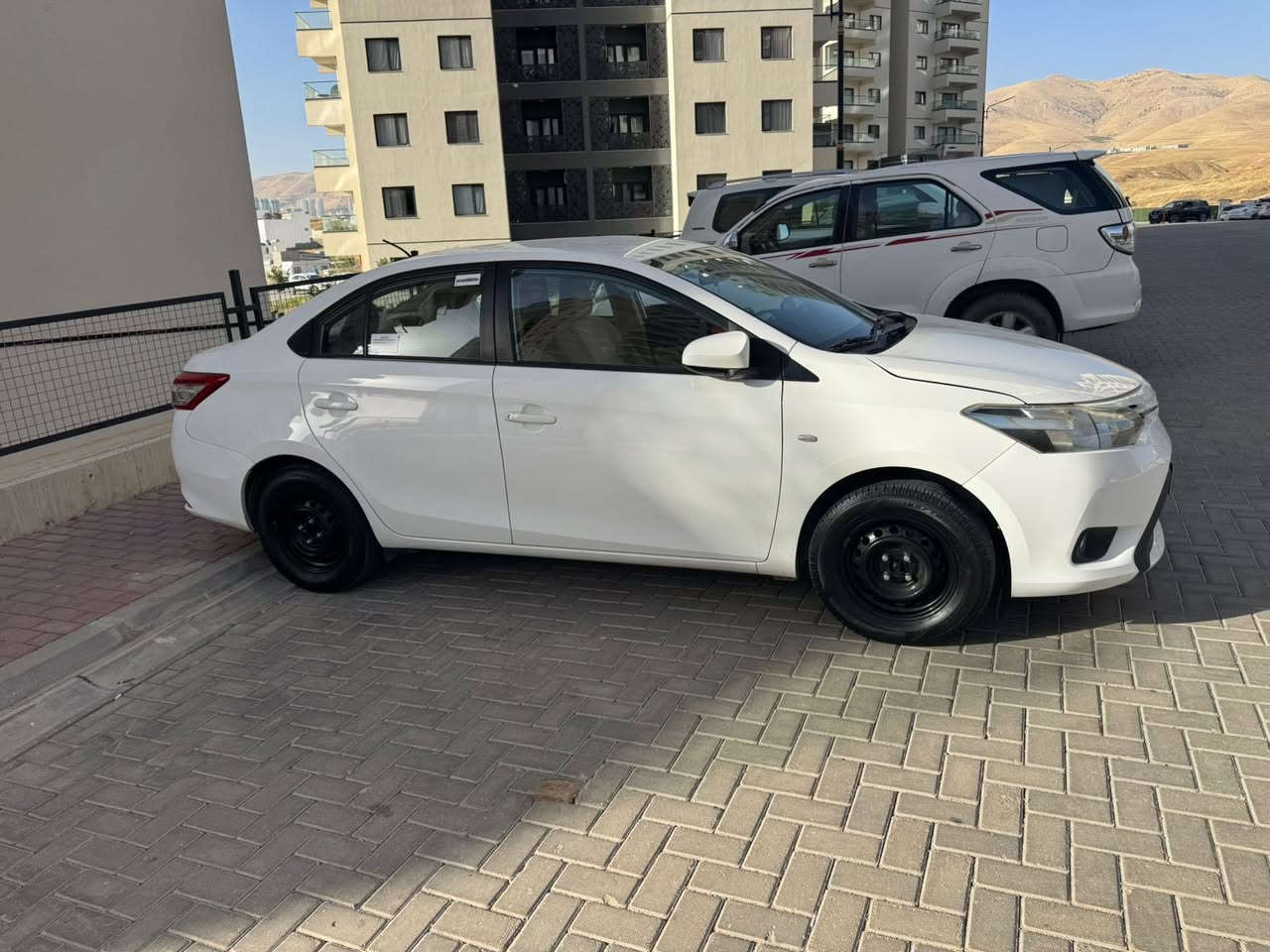 یارس
مۆدێل ٢٠١٤ سفری شەریكەی جیهان 
سپی بەفری ناو زەرد 
تەنیا ١ دۆسیەی بۆیاخە 
مەكینە بچووك 
٢ پەڵە ساردی هەیە 
گێڕ و مەكینە ی بە شەرت 
سەنەوی و رەقەمی تازەیە 
١٤٠ هەزار ڕۆشتووە هەمو گیانی بە شەرت
لە سلێمانییە ناو شار
سیعری / ١١٧ گەڵا و معامەلەیەکی زۆر کەم
سەیارەی ماڵی خۆمە و زۆر پاک ماوەتەوە

***********
