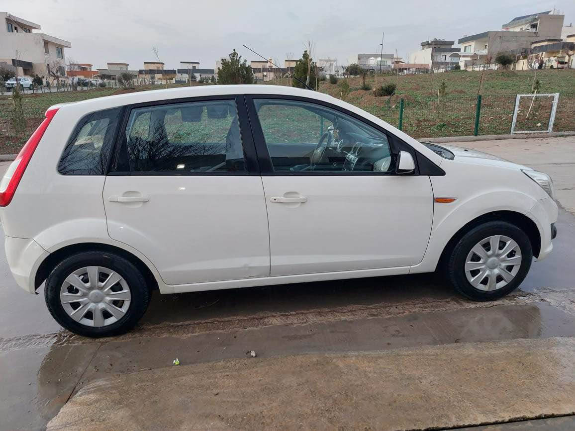 فورد فيگو موديل 2015 
135هةزار روشتوة بةشةرتي گيرو مةكينة 
سةيارةيةكي زور جوانو تندو تولة 
سةنةوي تا 2029 تازةية 
سونةرم داناوة 
نرخ 88 معامةلة 
*********** السليمانية, العراق
