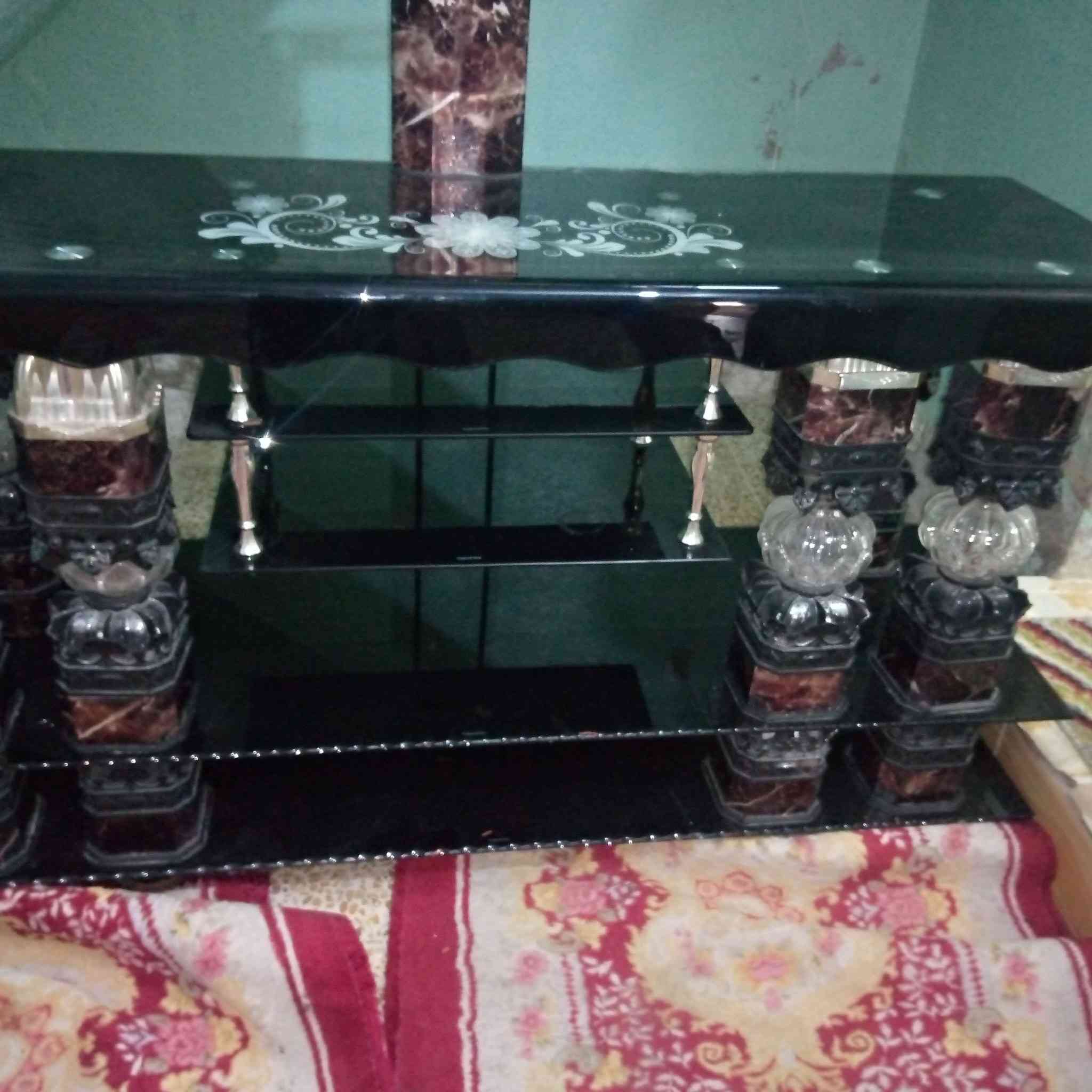 ميز بلازمة حيل نضيف سعرة ٣٠الف عنوان ايمن حي المأمون ***********
