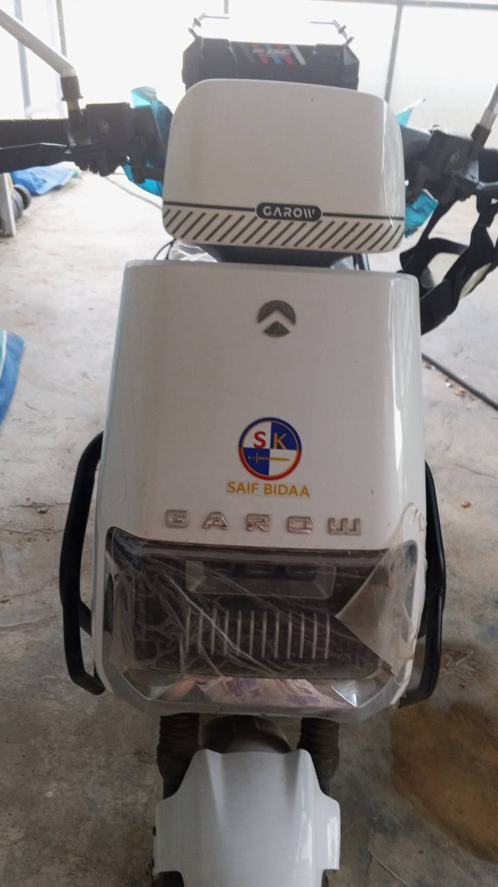 السلام عليكم
🚨 للبيع ماطور كهربائي GAROW بحالة ممتازة جدًا ⚡

للبيع ماطور كهربائي حديث، يعمل بالشحن الكهربائي ولا يحتاج إلى بنزين، اقتصادي جدًا ومناسب للتنقل اليومي.

✅ مستخدم مرتين فقط (بحالة شبه جديدة).
✅ هادئ جدًا (كاتم وبدون صوت تقريبًا).
✅ قيادة مريحة وثابتة.
✅ شحن ممتاز وأداء قوي.
✅ تم شراؤه أثناء أزمة البنزين، وبعد أن عاد ابني لاستخدام سيارته، لم نعد بحاجة إليه.

💰 السعر: 1,250,000 دينار عراقي
📌 السعر قابل للتفاوض بالمعقول.

📞 للاستفسار:
***********

فرصة ممتازة لمن يبحث عن ماطور كهربائي نظيف، اقتصادي، وشبه جديد.
