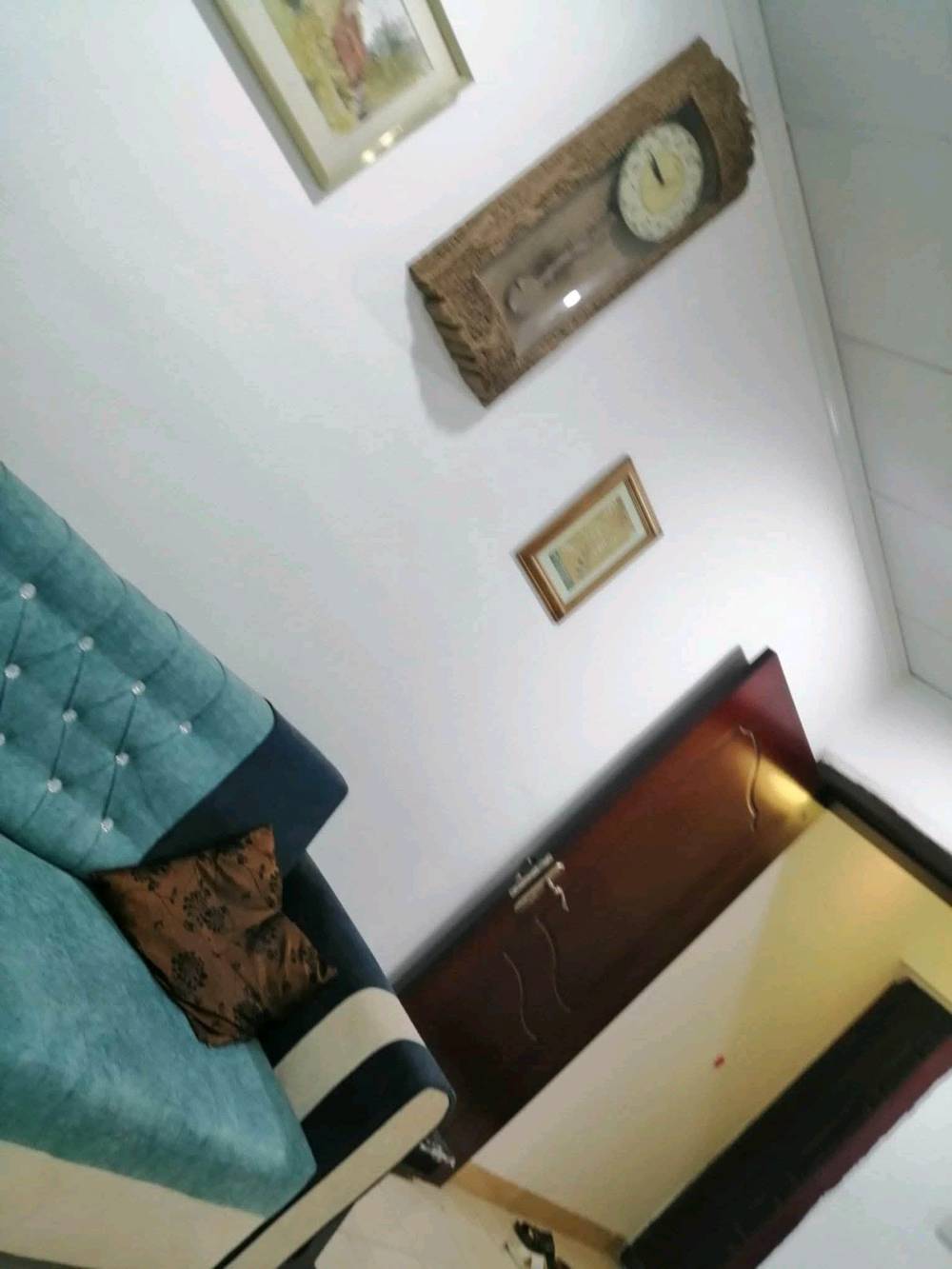 لبيع شقة ملك باسمي موثثة ضمن مجمع سكني قريب من فاملي سليمانية وشارع ٦٠ مجمع سكني كول شار غرفتين نوم وصالة ومطبخ واستقبال وحمامين غربي وشرقي وبالكون مجهزة ب سبالت عدد٢ وسقوف ثانوية وباب قاصة رئيسي كهرباء وطني فول سعر ٣٥٥ ورقة بي مجال مع معاملة للتفاهم هاتف *********** تحويل مباشر