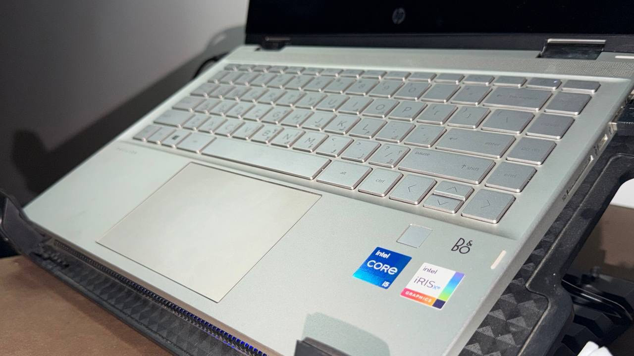 ⭕️لابتوب HP ⭕️

للبيع: لابتوب HP بمواصفات ممتازة جداً وحديثة (جيل 11) بحالة نظيفة جداً
اللابتوب سريعة جداً وممتازة للشغل الهندسي، البرمجة، الدراسة، والتصفح السريع بسبب مواصفاتها العالية:
• المعالج (CPU): Intel Core i5 (الجيل الحادي عشر 
‏I5-1135G7) - أداء قوي وحديث.
• الرام (RAM): 16 جيجابايت سرعتها 3200 Mt/s (سلاسة عالية بالفتح والتنقل بين البرامج).
• الهارد (Storage): 1 تيرابايت (1000 جيجا) من نوع M.2 NVMe السريع جداً بالإقلاع ونقل البيانات.
• كرت الشاشة:  Intel Iris Xe Graphics بذاكرة 8 كيكا بايت (ممتاز للمونتاج الخفيف، الشغل الهندسي، والألعاب الخفيفة).
•نظافة الجهاز : 85‎%‎ واضح بلصور.
• ⁠+ ال لابتوب لمس تكدر تسويها تابلت
• ⁠بلضافه الى بصمه اصبع 
• الملاحظات: البطارية أداءها شوية تعبان (يعني تحتاج تبديل إذا تريد تستخدمها برة البيت لفترات طويلة).
💰 السعر المطلوب 600 الف دينار عراقي بيها مجال بسيط
الموقع : بغداد الامين
للتواصل : على الواتساب ***********
