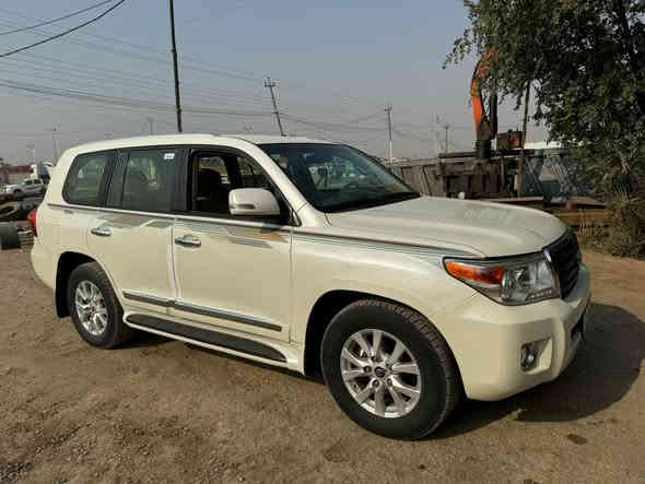 السلام عليكم 
لاندكروز 2013  كاز 8 سلندر رقم اربيل الجديد  سياره جانت مدرعه ومشيول الدرع منها بأسم شخصي غير مدرع في السنويه 
تخم تاير جديد سياره بدون صبغ ماشيه 91 الف حقيقي مكان السياره بغداد سعر 245$ للاستفسار ***********
