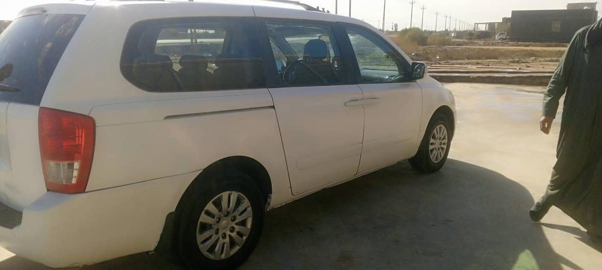 السلام عليكم سياره كرنفال خليجية 
تخم تاير جديد تبريد جاهز وتدفئة 
گير مكينه شرط موديل 2014
سنويه 29، للتواصل ،
👈***********
