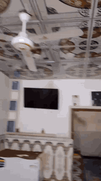 السلام عليكم بيت 60 متر للبيع بناء جديد خلف مطعم ثابت قريب على شارع كربلاء يحتوي على غرفه نوم و استقبال و مطبخ و حمام السعر 20 وبي مجال للاستفسار ***********
