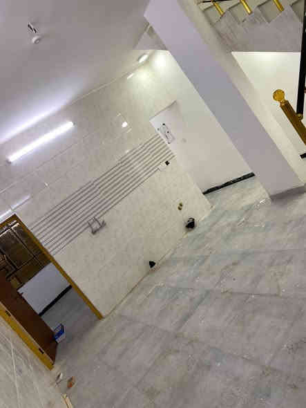 دار للبيع ديوان المخابرات للاستثمار مؤجر حاليا ٥٠٠ ألف المساحه ٥٥ متر طابقين يحتوي على غرفتين نوم الطابق مع بيتونه والسطح مع هول ومطبخ كبير وصحيات ومنور موضحه بصور النشر للاستفسار الاتصال على الرقم التالي *********** السعر المطلوب ١٥٠ مليون
