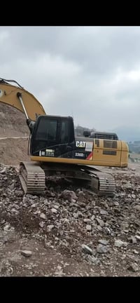 كاتربيلر 330D2L • حفارة • معدات ثقيلة