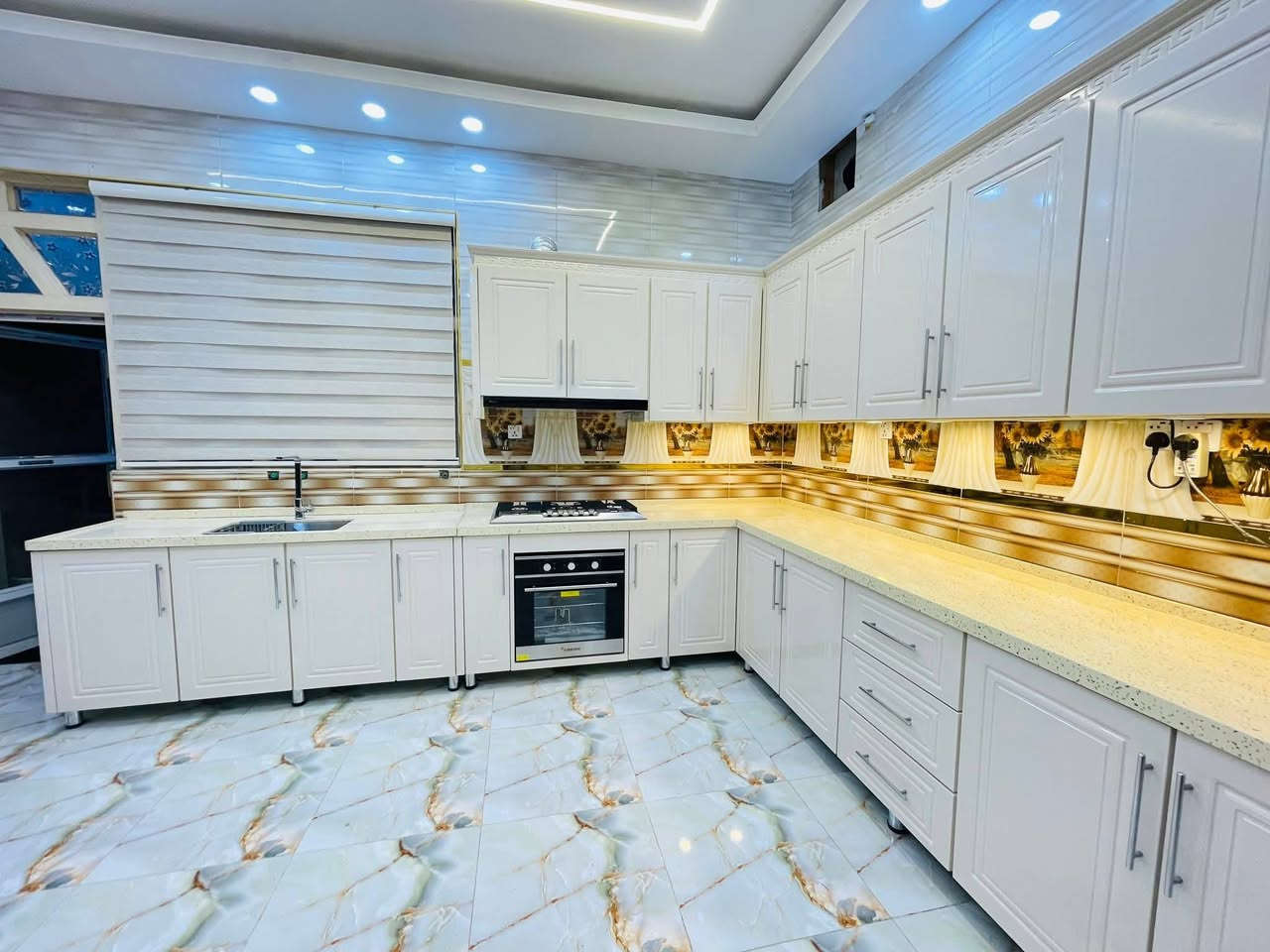 الداخل المنيوم محشه بخشب وباب HDF اف ومرمر طبيعي
*********** السماوه
