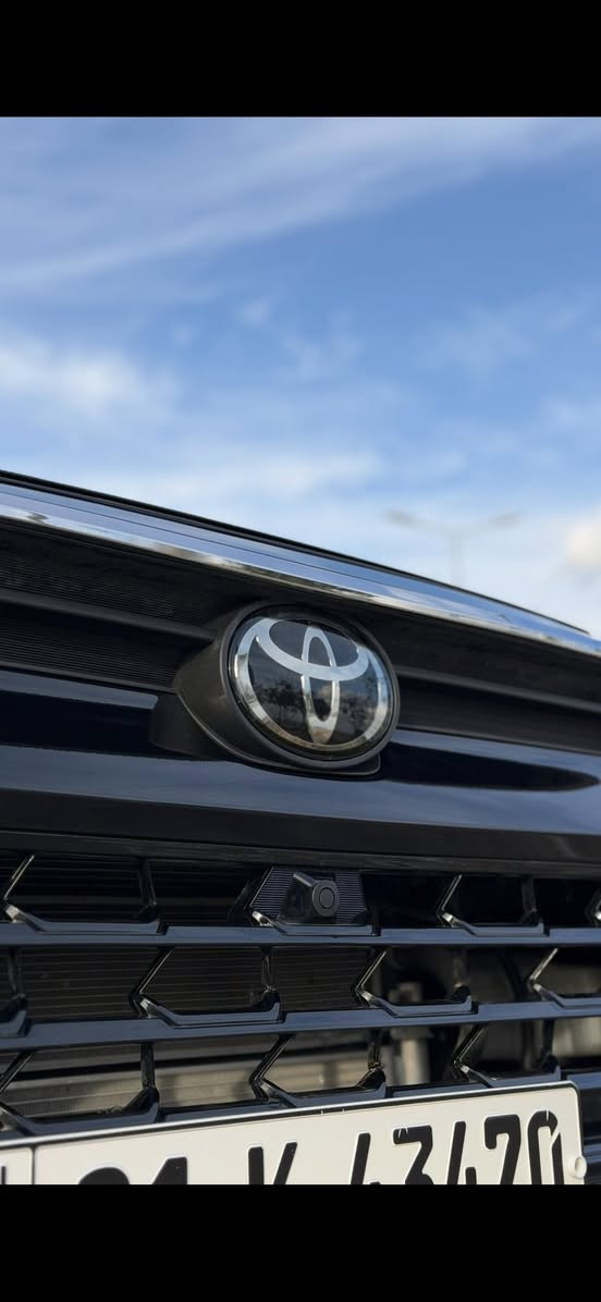 Toyota Grand highlander 2024 
.
XLE - AWD - hybrid 
ماشیە ٣٥ الف مایل
.
• المحرك: 4 سلندر، سعة 2.5 لتر (هايبرد).
• القوة: 245 حصان.
• نظام الدفع: دفع رباعي (دبل اكسل / AWD)

أنماط قيادة متعددة (Sport - Eco - Normal).
بانوراما 
3 صفوف من المقاعد (تتسع لـ 7 ركاب).
کشن vip
مقاعد جلد.
مقاعد كهربائية
تدفئة المقاعد الأمامية والخلفية.
مقاعد الصف الثالث مرتفعة ومريحة.
صندوق خلفي كهربائي
شاشة كبيرة مقاس 12.3 إنش.
گیج دیجیتال
دعم نظام كاربلاي (Apple CarPlay).
منافذ Type-C متوفرة في جميع الصفوف الثلاثة
رادار كامل (Full Radar).
فرامل تلقائية (Auto Brake).
نظام قراءة علامات المرور
رادار المرايا الجانبية لنظام كشف النقاط العمياء (Blind Spot Monitor).
المرايا: مرايا جانبية مدفأة (Heated Mirrors).
أضواء أمامية LED.
ويل مقاس 18 إنش.

سیارة بدون صبغ بس شوي pdr من چاملغ و من صندوق ـ رقم شاصي :
5TDACAB58RS017603
.
سعر السيارة ٣٦٥ ورقة 
.
***********
مکان سیارە کلار
