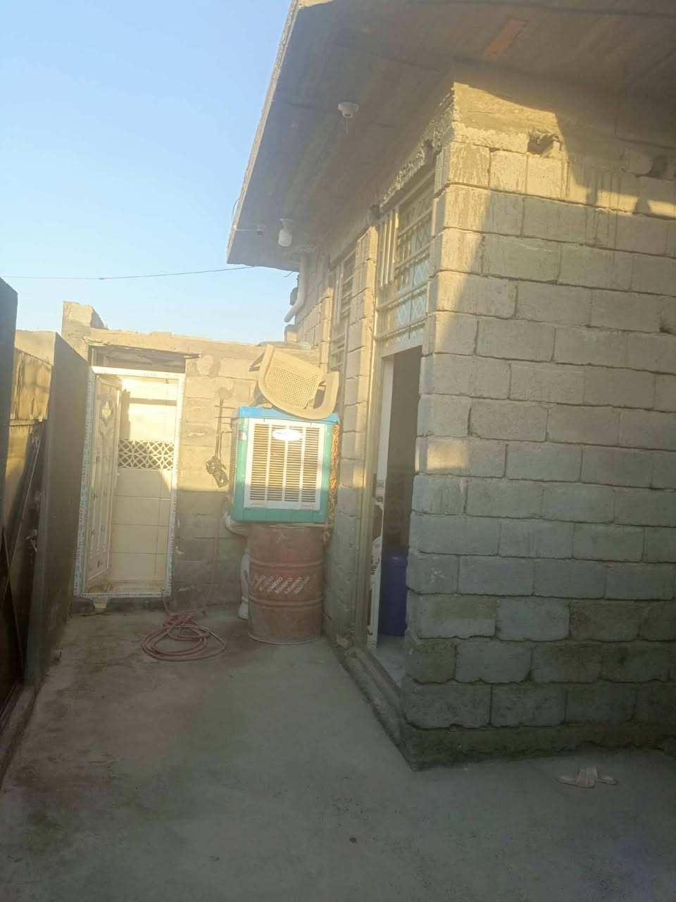 الـسلام عـليكم 
يـتوفـر بـيت مـساحه 150زراعيي  بـناء حـديث يـحتوي ع غرفه نـوم وصـاله ومطبخ وستقبال يتوفر جميع الخدمان ماء كهرباء خط سحب تبليط 
العنون التاجي مقابيل معسكر التاجي منطقه الملاحمه يبعد عن طريق بغداد الدولي 200 متر 

الاستفسار ع الرقم ***********
