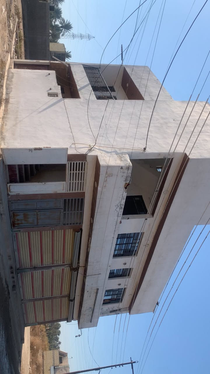 السلام عليكم البيع بنايه بلجزيره سياحيه مساحه 130 متر تلاث محلات وشقتين 
***********
