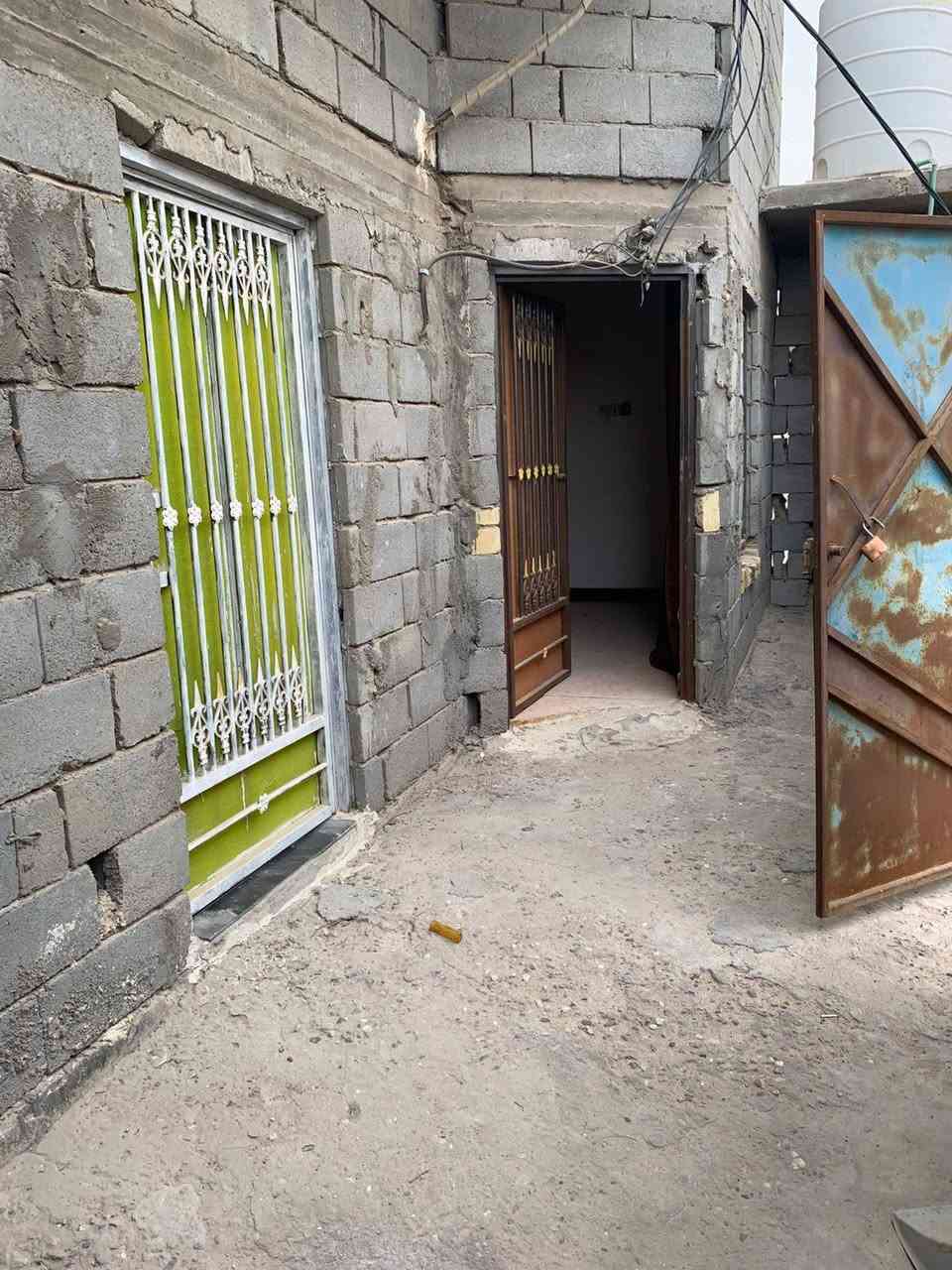 للبيع بيت100متر واجهيه 10 نزال10 غرفه 5ب4 صاله 4ب4 مطبخ حار وبارد ديوانيه 4ب4 حديقه صحيات داخليه خارجيه سراميك ارضي جداري سقف ثانوي بيت جاهز ربطات ارضي ونص سقف مسلح العنوان البصره ابي الخصيب العوجه خلف شركت الفرمستون 
***********
سعر40
