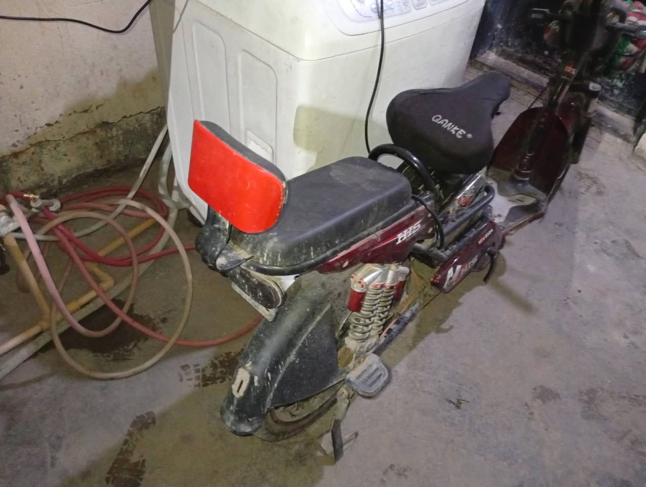 دراجة شحن للبيع موديل ٢٠٢٤ تايرات جدد السعر ١٥٠ وبيها مجال وهذا رقمي *********** متوفر واتساب مكاني الغزالية شارع الهياكل
