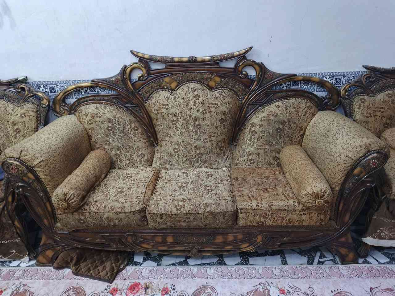 السلام عليكم ورحمه الله
تخم ايطالي الصنع حفر يديوي خشب البلوط ثقيل جدا عشر مقاعد السعر ٦٠٠ نهايته العنوان البنوك ***********
