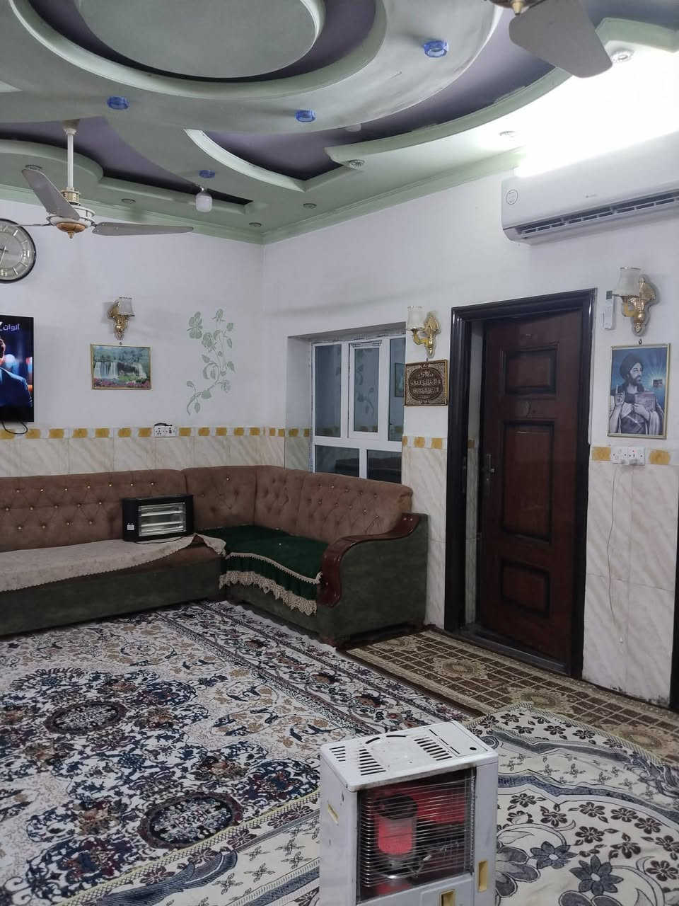 السلام عليكم بيت مساحه 150 طابقين يحتوي على أربع غرف نوم وصاله و مطبخ وكليدور 2  المكان حي الزهراء طابو زراعي سند 25 خدمات كاملة مجاري كهرباء رقم الهاتف ***********
