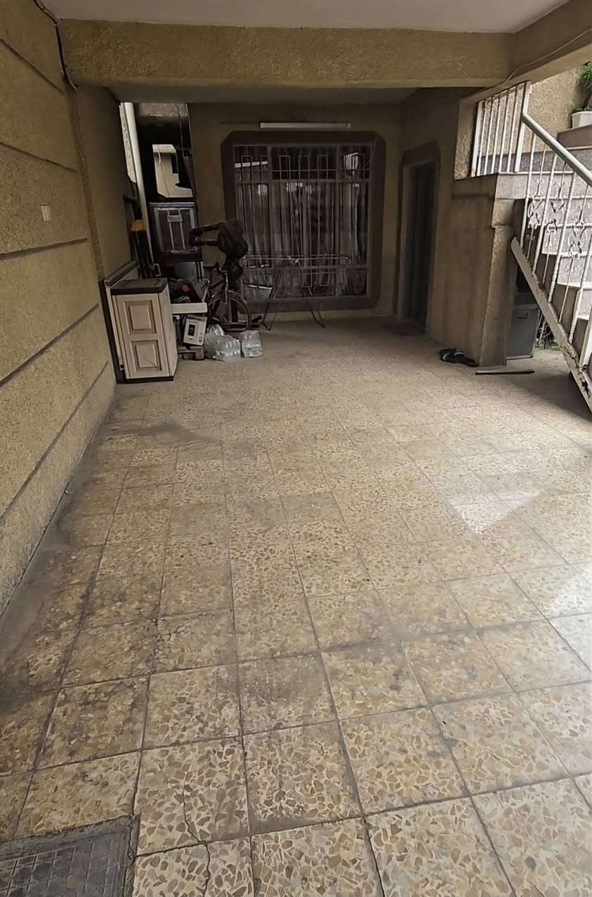 بيت بخارطة بناء جدا مميزة يحتوى على شقة داخله للبيع❗️❗️
الموقع: الدولعي الجديدة ( مقابل منطقة الجكوك مو جهة الحرية )

خلف الشارع العام (المكمل لشارع الحسابات)
يعني بظهر الشارع مباشرة

مساحة الارض 200 متر سند مستقل
مساحة البناء كلش كبيرة كونكريت مسلح

البيت عبارة عن بيت وشقة 
الشقة بيها مدخلين من الكراج درج خارجي او من داخل البيت 

مجموع عدد غرف النوم 5 مساحتهم كبيرة اصغر وحدة بيهن 4x4 والباقيات كلهن 4x5 و4x6 ووحدة منهن 4x7

 يحتوي 4 تواليتات وحمامين ومطبخين 
حديقة كبيرة مساحتها 5x5 تقرييا 
كراج كبير 4x8 
ممر جانبي من الكراج الى باب المطبخ بحيث البيت ما ملتصق بالجيران (للخصوصية وعزل اكثر) 

منضومة الكهرباء مصنعه خصيصا للبيت 3 فيز نظام ريليات بورد تحويل ومنضومة حماية لكل البيت 
حتى كيبل كهرباء جاهز للمولد الداخلية الكبيرة ال 3 فيز 
وكيبل اخر للمولدة الداخلية الصغيرة 

منضومة كاميرات مراقبة

تانكيات وسخانات عدد 2 منفصلة للشقة وحد وللبيت وحد 

جدا يناسب الي عنده عائلة كبيرة او عائلتين مثلا هو وابنه او هو واخوه

البيت والشقة جاهزات من كلشي 
ينباعن هنة واثاثهن ( كامل من كلشي كل غرفة بيها سبلت واثاثها كامل مكمل)

البيت باسمي شخصيا مو دلال 
ورجاء الجاد بالشراء يتصل بيه فقط 

للتواصل:***********
