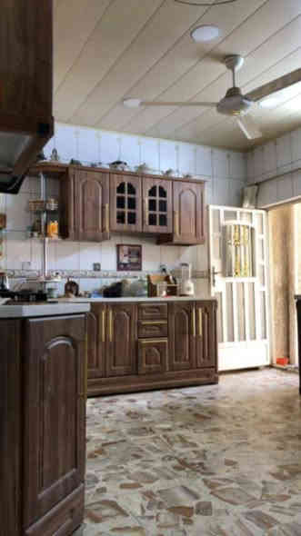 #مكتب_وهج_للعقار.

دار للبيع كلاسيك ركن مساحة 206 حي الادريسي محلة 505.

واجهه 14 
نزال 15

بيت نظيف جدا قريب على الشارع العام شارع عريض
يحتوي.... استقبال كبير / مطبخ / 5 غرف نوم كبيرة / 3 حمامات / حولي / مخزن صغير / منور / كراج سيارة + السطح مشتمل مأجر من ضمن المساحه معزول تماما عن البيت وباب معزول. 

لعرض اعلاناتكم السكنية والتجارية تواصلوا على الخاص والرقم ....

***********

وكل الهلا بيكم.
