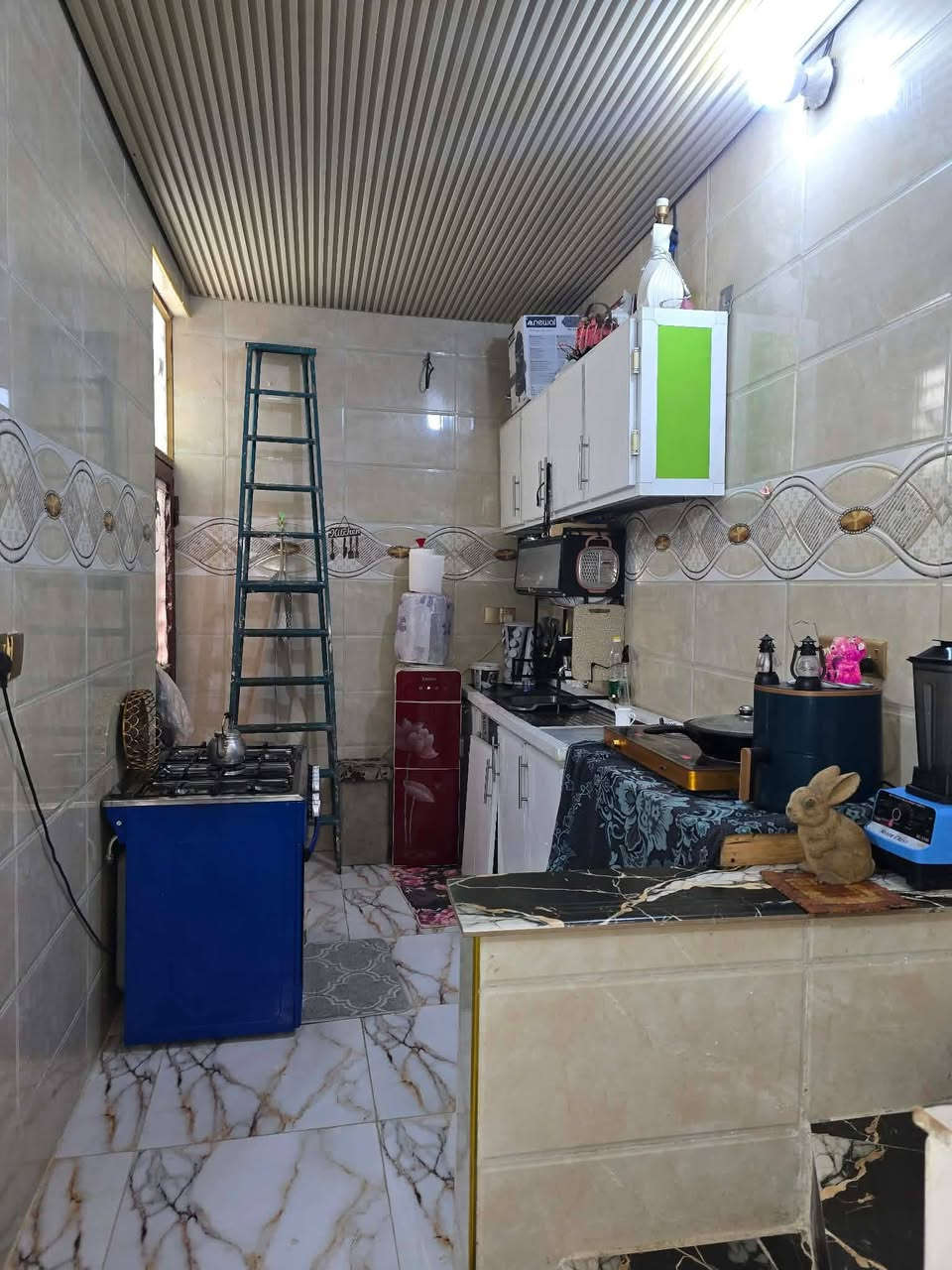 دار للبيع 50متر العنوان كربلاء الجاير خلف مستشفى العباس الأهلي  طابق ونص الطابق الأول طارمه زغيره.  حمام خارجي  استقبال. صاله. مطبخ حمام داخلي. منور. الطابق الثاني غرفه. صاله. حمام. سطح.. البيت كامل  قرار محكمه بي سند ٢٥ ‏الشارع ٦متر البناء بلوك درجه اولا مال حافض سقف صب كونكريت‏ هذا تصوير الطابق الارضي الفوك ممصوريه سعره 65 وبس مجال 
لتواصل👇👇
 مكتب المنارة الحولي 100
*********** قاسم
متوفر واتساب
