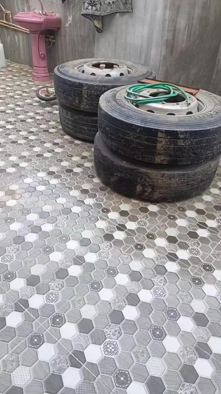 تايرات لبيع 22 ونص وياله الماني زوجين سعرهن 3 ورقات ونص وبيهن مجال قليل مكانهن رمادي خمسه كيلو قرب مطعم حجي محمد لستفسار عل رقم 📱 ‏‪***********‬‏
