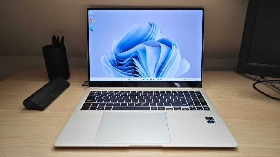للبيع: لابتوب سامسونج (Samsung 950QED) الترا بوك فخم ونحيف جداً (ضمان مكتب 5 اشهر )
السلام عليكم، جهاز راقي جداً وسريع، مثالي للدراسة، البرمجة، وإدارة الأعمال.

🚀 المواصفات:

 الشاشة: AMOLED من سامسونج بألوان خرافية ومريحة للعين.

 المعالج: Intel Core i7-1260P (جيل 12 خارق بـ 16 نواة).

 الرام: 16 جيجا DDR5.

 الهارد: SSD فائق السرعة 1 تيرا (1TB).

 كرت الشاشة: داخلي مدمج.

 النظام: ويندوز 11 الأصلي المستقر.

 التصميم: هيكل ألمنيوم فخم، خفيف الوزن ونحيف جداً.

 💵 السعر: 1,200,000 دينار عراقي (مليون وميتين)

 📍 العنوان: بغداد

 📞 للتواصل: ***********
