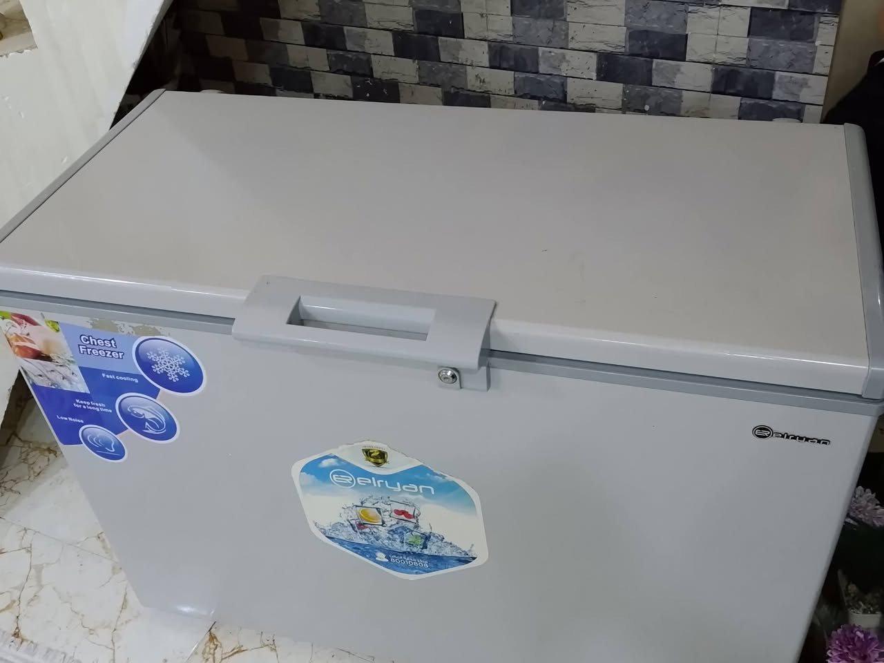 اسلام عليكم مجمده جديده كلشي مابيهه مكفوله من كلشي بيهه بس اوتماتيك الي يحول عاطل تصليحه ب١٠ الف دينار سبب البيع ضرف 
نضافه ١٠٠/١٠٠  الشراي يتصل عل الرقم *********** 
المكان كربلاء الابراهيميه
