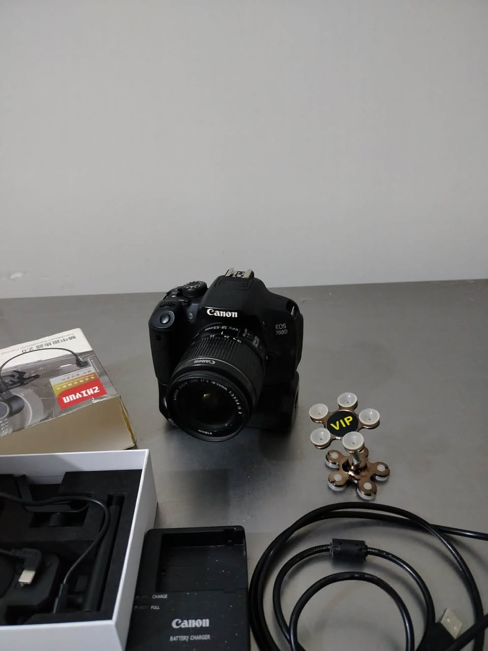 📸 للبيع كاميرا Canon 700D
كاميرا كانون 700D بحالة جيدة جداً، مناسبة للتصوير الفوتوغرافي والفيديو، وتدعم الأوتو فوكس (Auto Focus) وتنتج صوراً وفيديوهات بجودة عالية.

🔹 المواصفات:
• دقة 18 ميكابكسل
• تصوير فيديو Full HD 1080p
• شاشة متحركة تعمل باللمس
• أوتو فوكس سريع ودقيق
• مناسبة للمصورين المبتدئين والمحترفين

🔹 الملحقات:
✅ عدسة 18-55mm
✅ جنطة كاميرا
✅ شاحن بطارية
✅ بطارية
✅ كارت ذاكرة (رام)
✅ حزام كتف
✅ واير نقل الصور
✅ جهاز أوتو فوكس إضافي يتركب على الرونن لتتبع الأشخاص أثناء التصوير

الكاميرا نظيفة وجاهزة للعمل مباشرة، مناسبة للتصوير الشخصي وصناعة المحتوى والأعمال الاحترافية.

💰 السعر: (350 وبيها مجال )
📩 للاستفسار أو الشراء خاص واتس واتصال***********.
