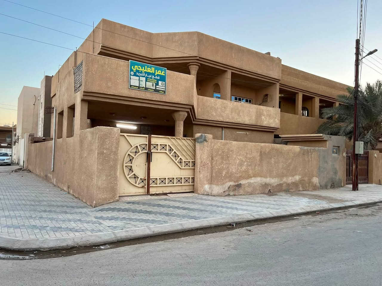 السلام عليكم:::دار للبيع في منطقة تل البنات ركن على ساحه المنطقة تبليط  جديد بناء  طابوق طابقين خمسة غرف نوم صالة استقبال ثلاث حمامات مخزن مطبخ سيراميك حار بارد هول داخلي(***********)
