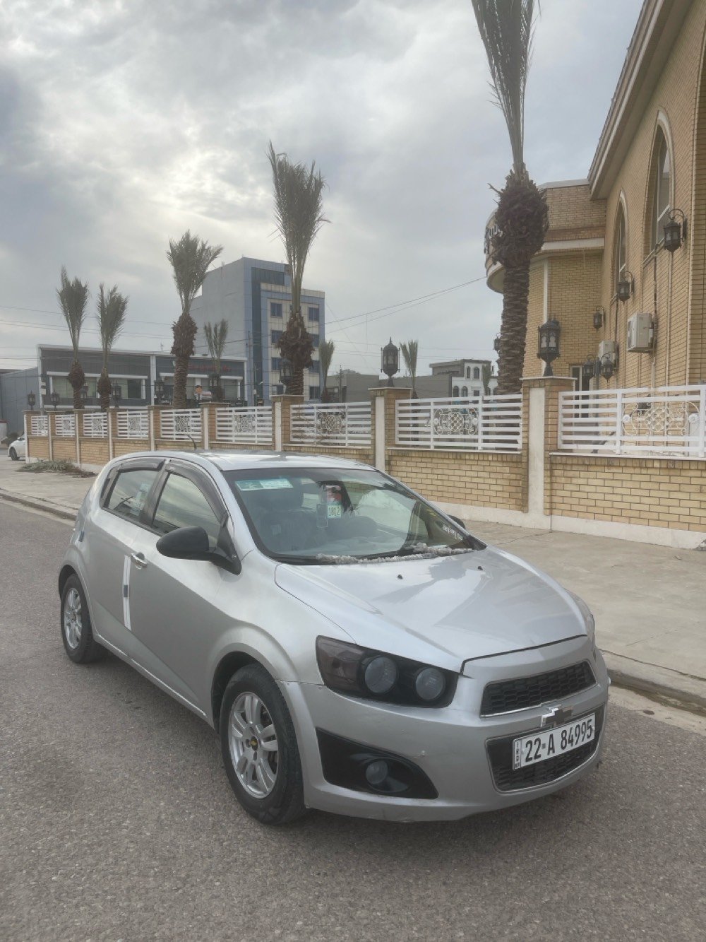 سيارة شيفروليه سونيك لون فضي موديل Hatchback، سيارة نظيفة ومستخدمة بشكل قليل. مثالية للاستخدام اليومي وتقديم الأداء الاقتصادي. الأجزاء الداخلية محمية بالبلاستيك لاستعمالها الجديد بشكل أكبر. سعر منافس وقابل للنقاش.