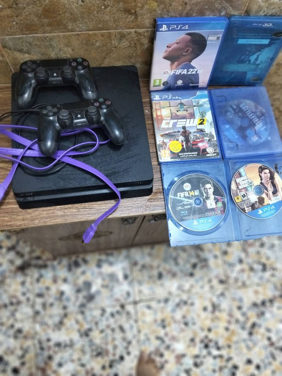 السلام عليكم بلي فور اسلم نضيف نضافته 100 وياه قراص الواضح عندكم واكمل ملحقات السعر 400 وتواصلوا وياي  على هذا الرقم وبيكم خير ودلل*********** موجود فقط واتساب
