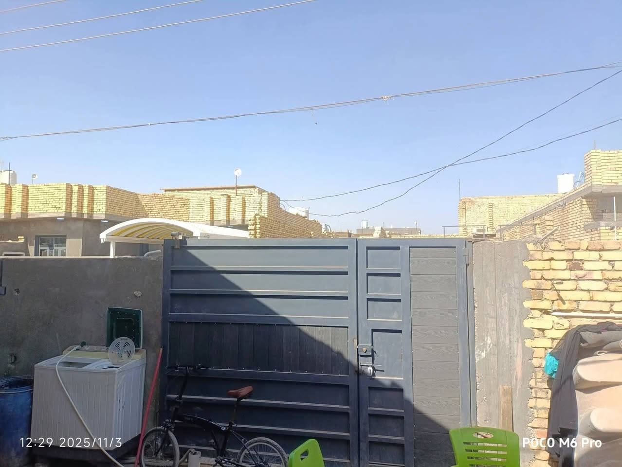 سلام عليكم اخواني بيت على حولي 6بيت عن شارع ابيعك 200م بي وصل من بلديه  رباط ارضي بناء طابوك وصب سقف بناء درجه اولى ماء وكهرباء ومجاري وخط مولد كامل بي نقص غرفتين وصاله لبخ وبياض وارضيه سعر مناسب شراي يتصل//***********
