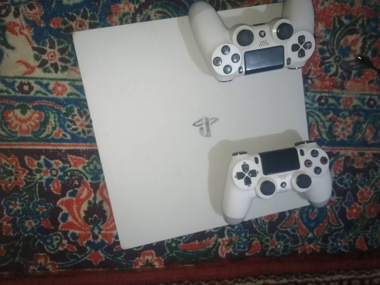 بلي فور البيع ذاكر 872.8 ميكابايت
نضام: 13.2
خمس اقراص وياه وشتراك بلس شهر واحد 
بيه،5 دولار ونلاين يدات 2 عاديه واصليه
كيبلات شحن 2 اصليات يجي وياه قرص تهكير 
جهاز العاب:  سعره 500الف مابي مجال تواصل ***********
