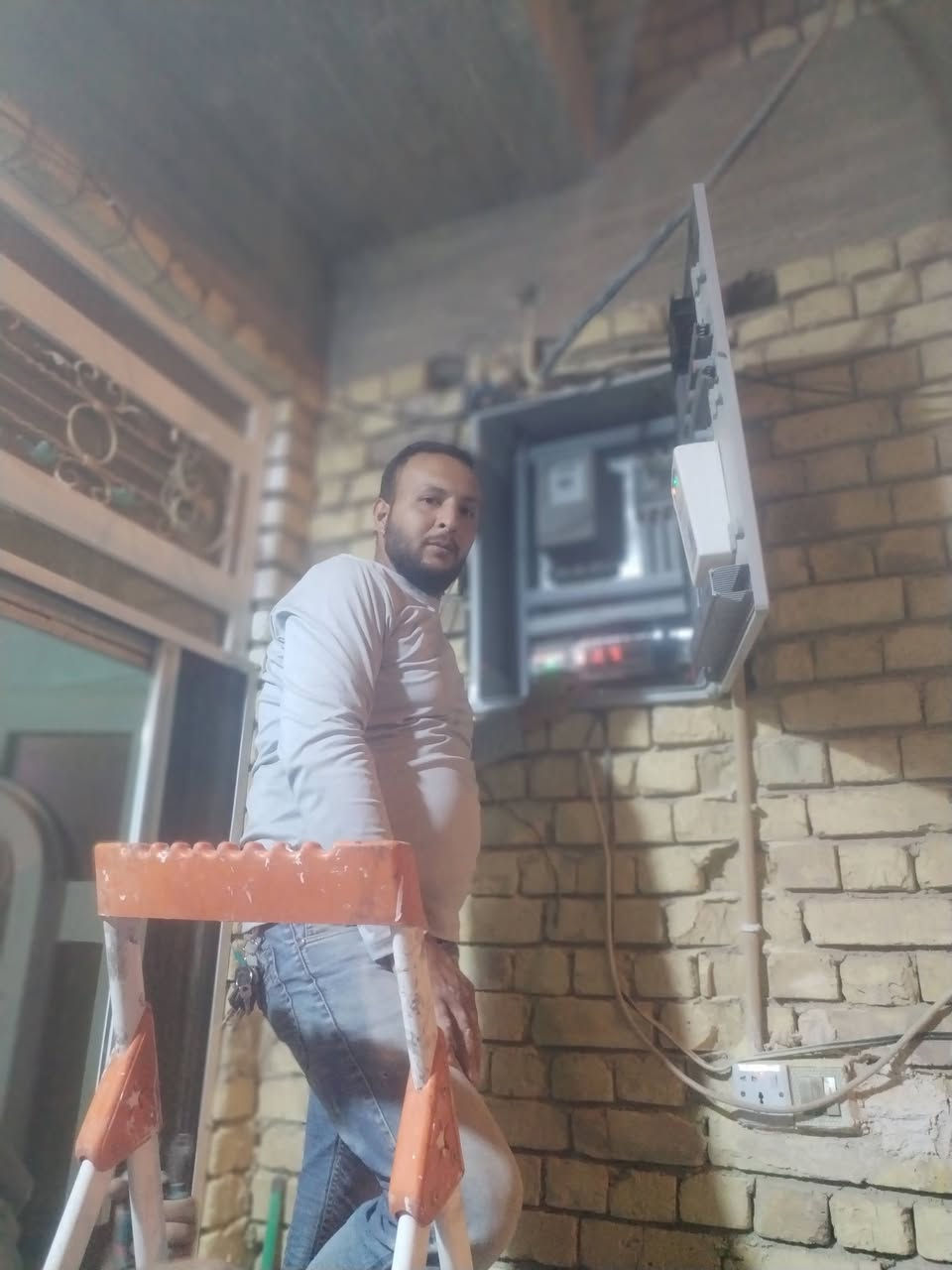الحمدلله تم بحمد الله ترتيب بورد 
عباس السراي كهربائيّ وتنصيب كامرات وتنصيب سبالت متواجد دائما ***********
