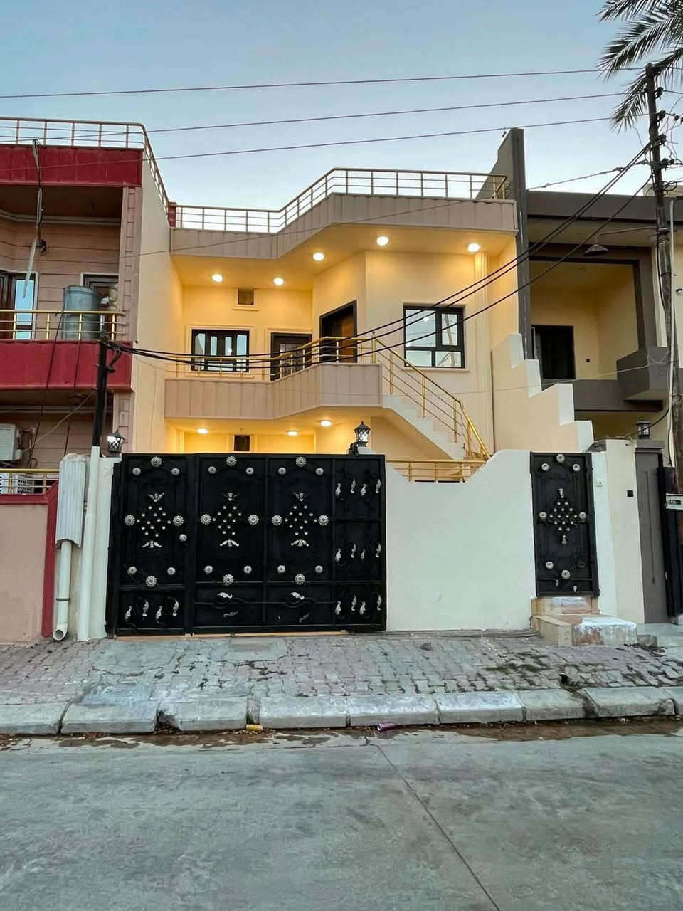 🏠دار بناء حديث للبيع طابقين منعزل للوارد شهري 
   موقع مميز للبيع
~~~~~~~~~~~
البيت فول فول✔️
دبل جام المنيوم✔️
~~~~~~~~~~~
طابو ملك صرف✏️📋
~~~~~~~~~~~
📐المساحه:140 متر
📐الواجهة :-7 متر 

~~~~~~~~~~~
📍الموقع : حي عدن خلف جامع تحسين صوراني 

~~~~~~~~~~~
💸السعر :علق تم يوصل السعر
~~~~~~~~~~~
يحتوي الطابق الاول على:-
 غرفتين نوم + استقبال + هول + مطبخ حار بارد + الترك + كراج 
~~~~~~~~~~~
يحتوي الطابق الثاني على:-
هول +صحيات + 
غرفتين نوم:مطبخ حار بارد 
~~~~~~~~~~~
~~~~~~~~~~~
للاستفسار اكثر الاتصال على
***********📱
~~~~~~~~~~~
نستقبل جميع العروض 
🏠السكنيه  🏛️التجاريه
مكتب عدن بدايه سايدين عدن مقابل مجمع جوهره
