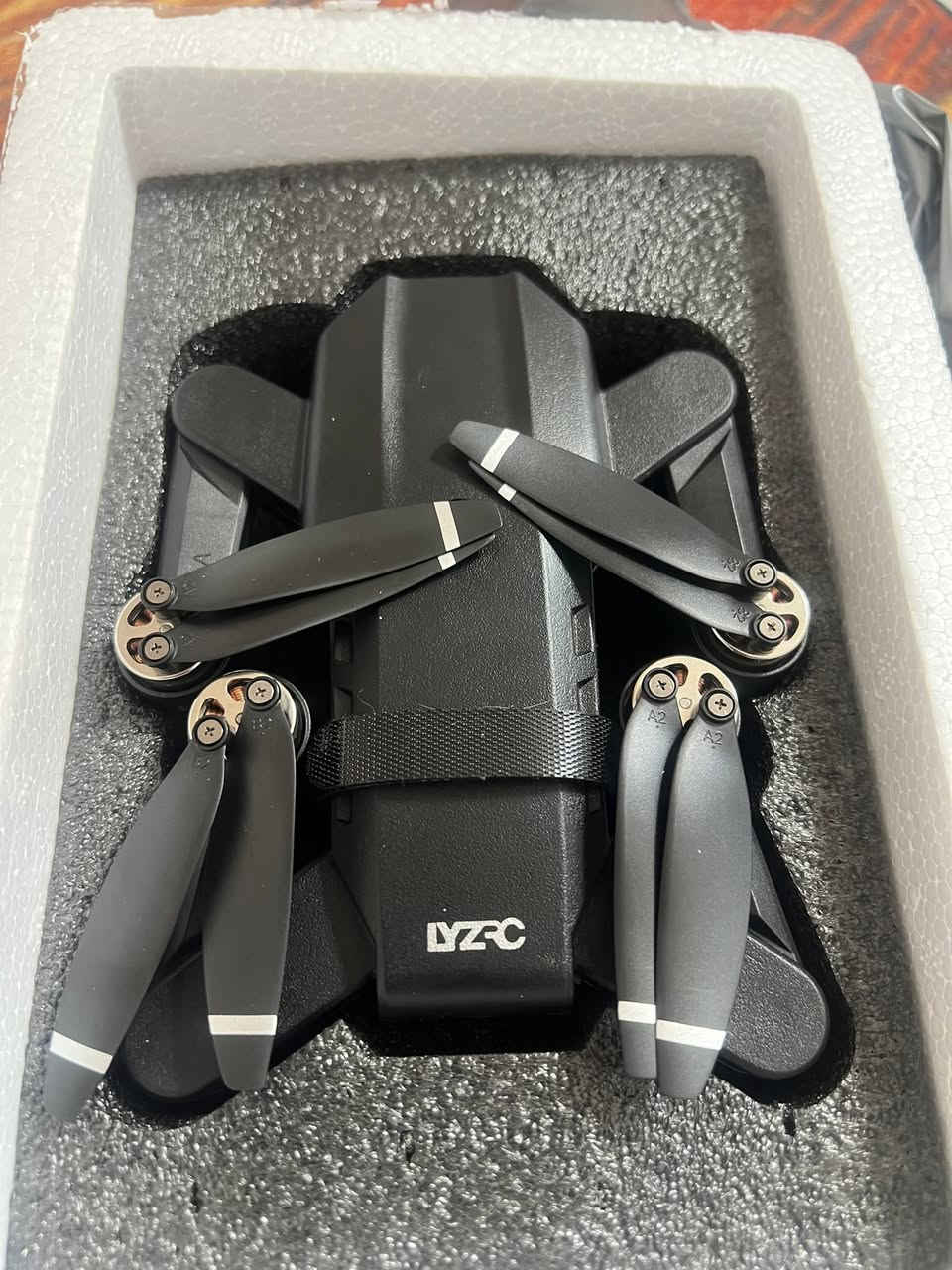 L900 برو خبصتوني عليه
جديده كبس مواصفات 
كاميرا احترافية بدقة 4K (كاميرا أمامية + كاميرا سفلية) لصور وفيديو
____________
S + 5G Wi-Fi FPV: gbsتحديد الموقع بدقة وبث مباشر للصورة على الهاتف أو شاشة 
التحكم.
___________
أوضاع ذكية مثل العودة التلقائية (Return-to-Home)، تتبع الهدف (Follow Me)، طيران بنقاط محددة
__________
مدة طيران حوالي 25-28 دقيقة لكل بطارية. 
سعر 60 الف يتوفر توصيل مكاني كوت 
***********
