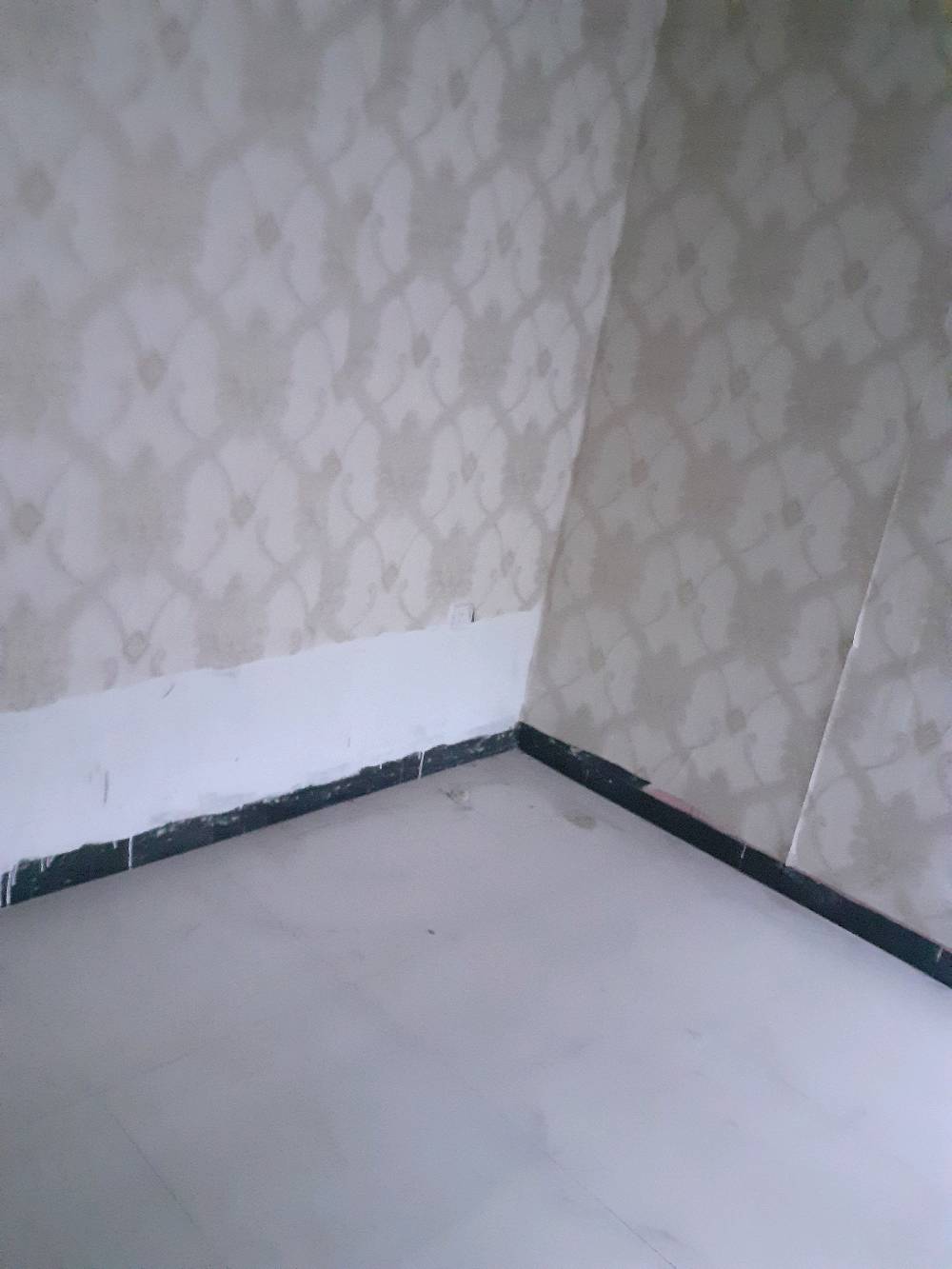 شقه للايجار في كراده داخل اول فرع بعد ساحه كهرمانه طابق رابع بعمارة عصر حمرابي ٥٠متر صاله وغرفة نوم وحمام ومطبخ ***********ابومصطفى