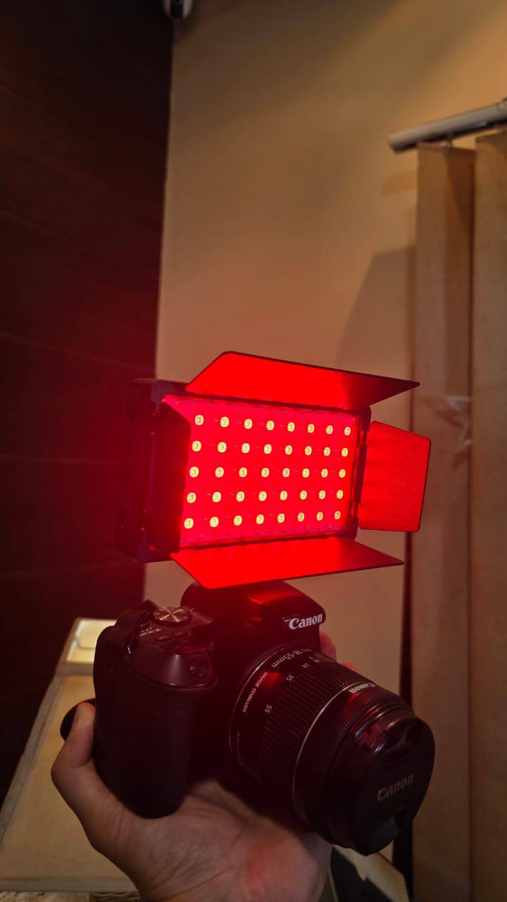 🎬🌈 خلّي تصويرك يحكي عنك!
مع LED Light Kit Pro LED 300 RGB رح تدخل عالم الإضاءة الاحترافية من أوسع باب 💥
💡 شو بيعطيك هالوحش؟ ✨ إضاءة ناعمة وقوية بتبرز أدق التفاصيل
🌈 ألوان RGB كاملة… جوك عليك (هادئ، سينمائي، ولا حفلة 🔥)
🌗 تحكم بدرجة اللون من الدافئ للبارد (3200K - 6500K)
🎚️ تحكم كامل بالسطوع حسب المزاج 👌
📸 بيركب عالكاميرا بسهولة
📱 وكمان مناسب للجوال… يعني محتوى ولا أروع للسوشال ميديا 😎
🎥 مناسب للتصوير، الفيديو، ميك أب، بث مباشر، أو حتى صورك اليومية ✨
💼 خفيف – عملي – سهل الاستخدام
🔥 شكل احترافي + نتيجة بتفرق من أول لقطة!
📩 للتفاصيل أو الطلب علق بنقطة بيصلك السعر وتفاصيل


**إذا كنت صاحب هذا الإعلان وتريد حذفه لأي سبب، رجاءا أرسل رسالة إلى الدعم الفني**