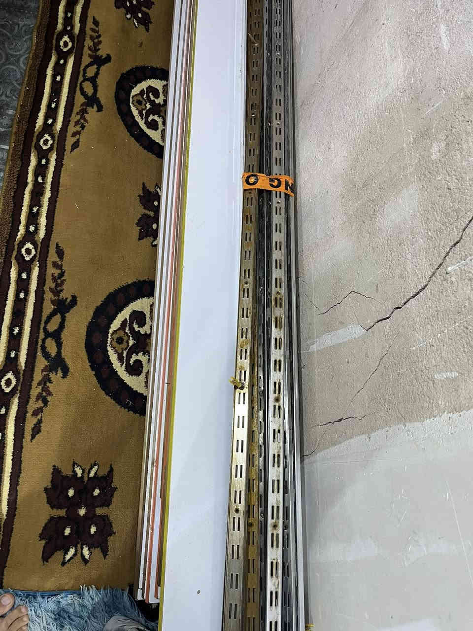 السلام عليكم 
رفوف MDF تركي  ٢٤٠*٣٠ عدد ١٢ و سكك عدد ١٦ وحمالات ٣٠سم عدد ٧٠ والاصغار بيهن ٢٠ اكثر نضاف المكان النجف سعرهن ٢٠٠ 
تواصل ***********
